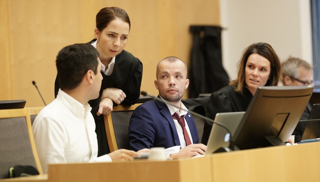 Psykologistudentane tapte mot staten i tingretten den 11. november. No ankar dei dommen. På biletet er to av studentane, Tor-Arne Haugland (t.v.) og Alexander Lundgreen Flottorp, i dialog med advokat og rettsleg medhjelparar Hilde Kristin Ellingsen og Christi Erichsen Hurlen under rettssaka i oktober. Foto: Ketil Blom Haugstulen Psykologistudentane tapte mot staten i tingretten den 11. november. No ankar dei dommen. På biletet er to av studentane, Tor-Arne Haugland (t.v.) og Alexander Lundgreen Flottorp, i dialog med advokat og rettsleg medhjelparar Hilde Kristin Ellingsen og Christi Erichsen Hurlen under rettssaka i oktober. Foto: Ketil Blom Haugstulen