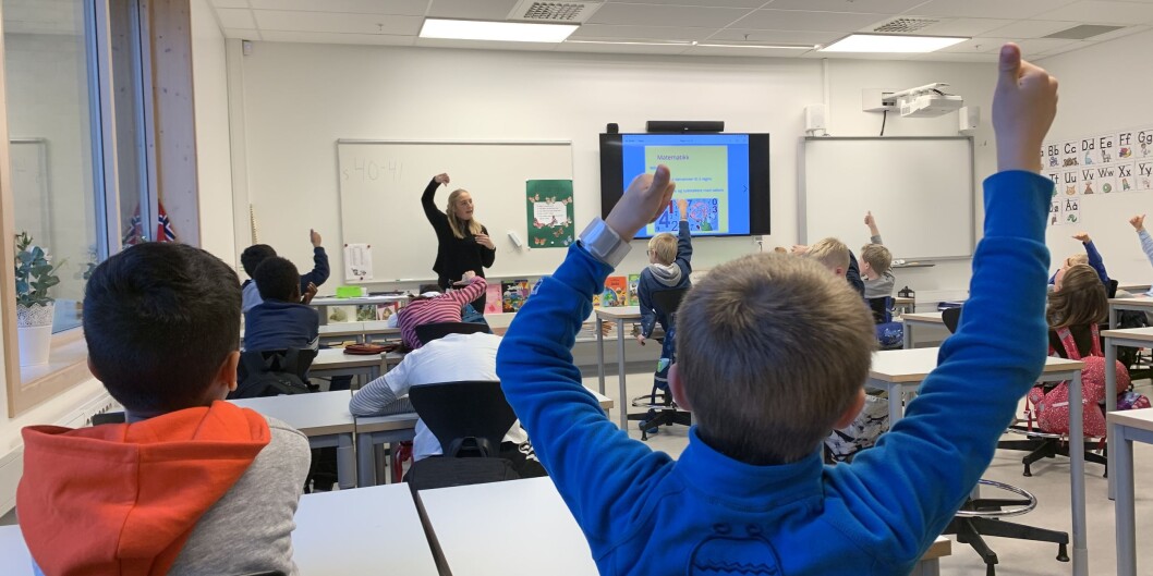 Praksisstudenter i sving på Rykinn skole i Bærum. Studentene som hadde praksis her tidligere i høst har valgt å arbeide med de yngste elevene. Foto: Eva Tønnesen Praksisstudenter i sving på Rykinn skole i Bærum. Studentene som hadde praksis her tidligere i høst har valgt å arbeide med de yngste elevene. Foto: Eva Tønnesen
