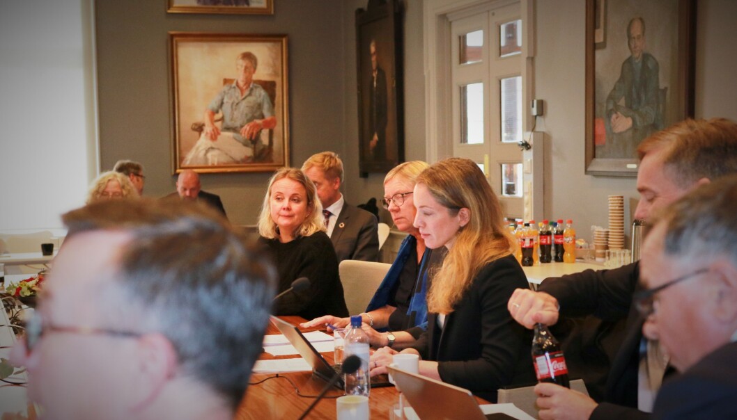 Styremedlem Inga Berre (nr. tre frå høgre) fekk styret med på å lukke dørene for å diskutere korleis styret skal handtere rektor Dag Rune Olsens potensielle overgang til NTNU. Foto: Njord V. Svendsen Styremedlem Inga Berre (nr. tre frå høgre) fekk styret med på å lukke dørene for å diskutere korleis styret skal handtere rektor Dag Rune Olsens potensielle overgang til NTNU. Foto: Njord V. Svendsen