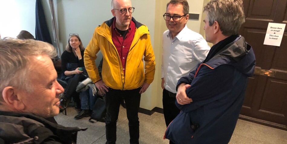 Styreleder Svein Richard Brandtzæg slo av en prat med flere av de frammøtte fra Institutt for historiske studier i en pause under torsdagens styremøte på NTNU. F.v. Hans Otto Frøland, Øyvind Thomassen, styreleder Brandtzæg og Thomas Brandt. Foto: Tove Lie Styreleder Svein Richard Brandtzæg slo av en prat med flere av de frammøtte fra Institutt for historiske studier i en pause under torsdagens styremøte på NTNU. F.v. Hans Otto Frøland, Øyvind Thomassen, styreleder Brandtzæg og Thomas Brandt. Foto: Tove Lie