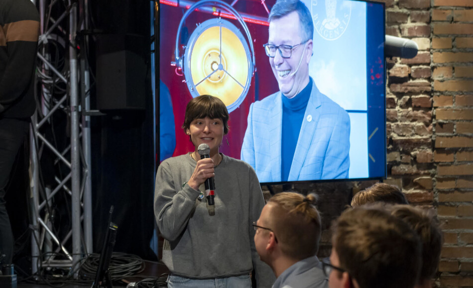Emma Rydningen var ein av studentane som stilte kritiske spørsmå til rektor Dag Rune Olsen, blant anna om UiBs samarbeid med Equinor. Foto: Tor Farstad Emma Rydningen var ein av studentane som stilte kritiske spørsmå til rektor Dag Rune Olsen, blant anna om UiBs samarbeid med Equinor. Foto: Tor Farstad