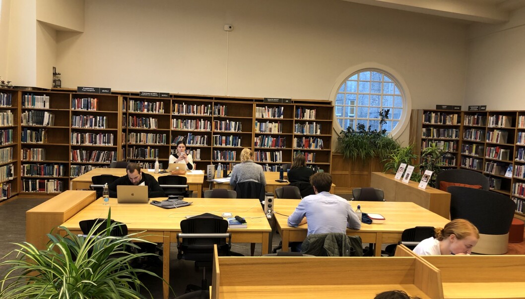 Studenter i de nordiske landene har svært ulikt nivå på lån og stipender, ifølge en ny rapport. Det er også store forskjeller på hvor mye studentene jobber utenom studiene. Foto: Tove Lie Studenter i de nordiske landene har svært ulikt nivå på lån og stipender, ifølge en ny rapport. Det er også store forskjeller på hvor mye studentene jobber utenom studiene. Foto: Tove Lie