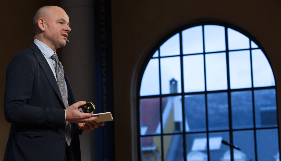 Sveinung Hole er dagleg leiar og forvaltar pengane i Stiftinga Kristian Gerhard Jebsen og Trond Mohn Stiftinga. Begge dei to stiftingane gir store summar til universitet og høgskular kvart år. Foto: Melanie Burford Sveinung Hole er dagleg leiar og forvaltar pengane i Stiftinga Kristian Gerhard Jebsen og Trond Mohn Stiftinga. Begge dei to stiftingane gir store summar til universitet og høgskular kvart år. Foto: Melanie Burford