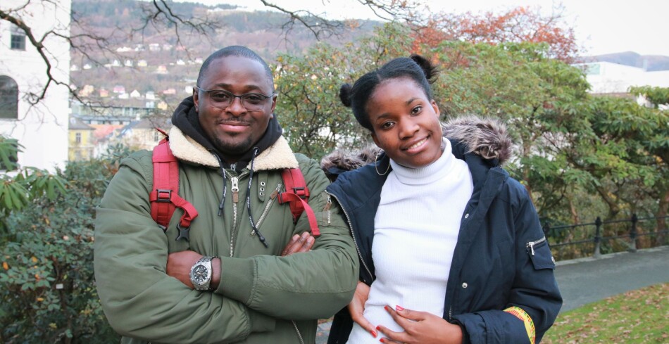 Francis Badiang Oloko og Vanessa Etondi er to av ni fra Kamerun som har disputert ved Inititutt for fremmedspråk ved Universitetet i Bergen på åtte år. — Jeg elsker roen her. Du kan føle stillheten allerede når du går inn for landing her, sier Oloko. Foto: Njord V. Svendsen Francis Badiang Oloko og Vanessa Etondi er to av ni fra Kamerun som har disputert ved Inititutt for fremmedspråk ved Universitetet i Bergen på åtte år. — Jeg elsker roen her. Du kan føle stillheten allerede når du går inn for landing her, sier Oloko. Foto: Njord V. Svendsen
