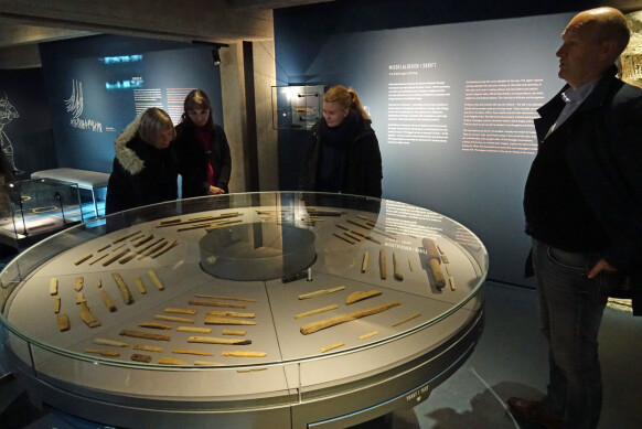 Museumspedagog Knut Høiaas forteller om noen av runepinnene som nå er utstilt på Bryggens Museum. Foto: Svein-Arne Selvik, UBB. Museumspedagog Knut Høiaas forteller om noen av runepinnene som nå er utstilt på Bryggens Museum. Foto: Svein-Arne Selvik, UBB.
