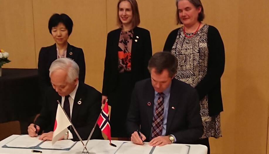Her signerer Forskningsrådet avtale med sin japanske motpart. Foto: Forskningsrådet Her signerer Forskningsrådet avtale med sin japanske motpart. Foto: Forskningsrådet
