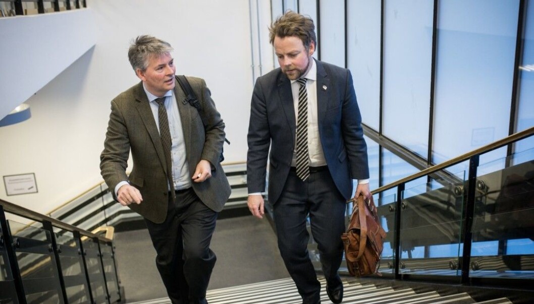 Kunnskapsminister Torbjørn Røe Isaksen og hans våpendrager og statssekretær Bjørn Haugstad dro på turne landet rundt høsten 2014. Målet var å få 33 institusjoner til å bli ned mot et tall rundt 20. De lykkes langt på vei. Foto: Skjalg Bøhmer Vold Kunnskapsminister Torbjørn Røe Isaksen og hans våpendrager og statssekretær Bjørn Haugstad dro på turne landet rundt høsten 2014. Målet var å få 33 institusjoner til å bli ned mot et tall rundt 20. De lykkes langt på vei. Foto: Skjalg Bøhmer Vold