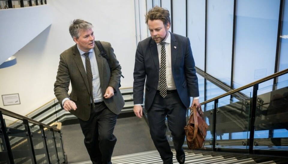 Kunnskapsminister Torbjørn Røe Isaksen og hans våpendrager og statssekretær Bjørn Haugstad dro på turne landet rundt høsten 2014. Målet var å få 33 institusjoner til å bli ned mot et tall rundt 20. De lykkes langt på vei.