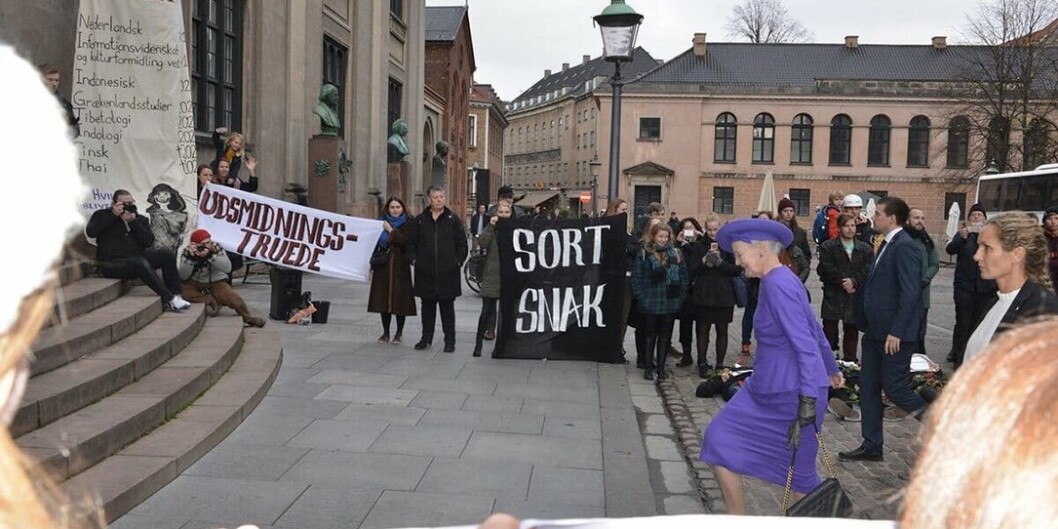Studentene demonstrerte da Dronning Margrethe kom til årsmiddagen. Foto: Christoffer Zieler, Universitetsavisen Studentene demonstrerte da Dronning Margrethe kom til årsmiddagen. Foto: Christoffer Zieler, Universitetsavisen