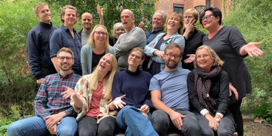 Her er både faste og mellombelse i redaksjonen i Khrono samla tidlegare i haust. Bak (f.v.) Torkjell Trædal, Espen Løkeland-Stai, Joar Hystad, Eva Tønnessen, Jan Storø (filmmeldar), Njord Svendsen og Tove Lie (redaktør). Neste rad (f.v.) Ragnhild Bjørge (redaksjonssjef i Bergen), Dag Hellesund (i permisjon), Hilde Kristine Strand. Sittande (f.v.): Mats Arnesen, Ragnhild Vartdal, Amanda Schei, Øystein Fimland og Hege Larsen. Her er både faste og mellombelse i redaksjonen i Khrono samla tidlegare i haust. Bak (f.v.) Torkjell Trædal, Espen Løkeland-Stai, Joar Hystad, Eva Tønnessen, Jan Storø (filmmeldar), Njord Svendsen og Tove Lie (redaktør). Neste rad (f.v.) Ragnhild Bjørge (redaksjonssjef i Bergen), Dag Hellesund (i permisjon), Hilde Kristine Strand. Sittande (f.v.): Mats Arnesen, Ragnhild Vartdal, Amanda Schei, Øystein Fimland og Hege Larsen.