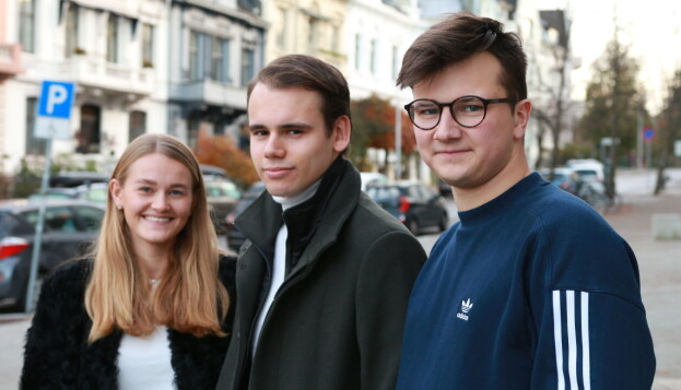 Studentene Elisabeth Teige, Erik Habbestad og Lars Floknes innrømmer at de gruer seg til eksamen i exphil, men mener samtidig at de er godt nok forberedt til ikke å stryke. Foto: Joar Hystad Studentene Elisabeth Teige, Erik Habbestad og Lars Floknes innrømmer at de gruer seg til eksamen i exphil, men mener samtidig at de er godt nok forberedt til ikke å stryke. Foto: Joar Hystad