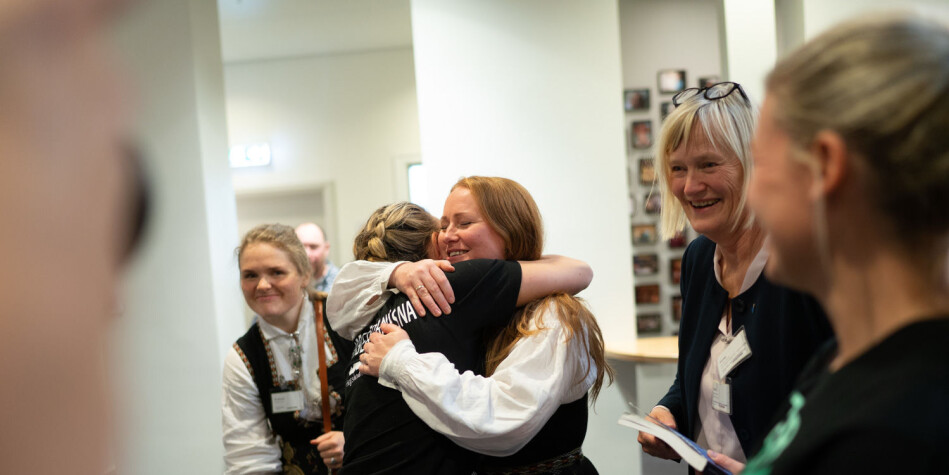 Bildet er av Jenny Myklebust, Ingvild Sivertsen og Catrine Hole som kjemper for å beholde studiestedene på Helgeland. Nesna-ordfører Hanne Davidsen til høyre. Foto: Ketil Blom Haugstulen Bildet er av Jenny Myklebust, Ingvild Sivertsen og Catrine Hole som kjemper for å beholde studiestedene på Helgeland. Nesna-ordfører Hanne Davidsen til høyre. Foto: Ketil Blom Haugstulen
