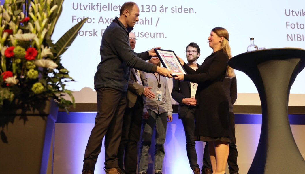 Anders Bryn og hans medforskere mottar synlig bevis for Hjernekraftprisen 2019 fra Forskerforbundets leder, Guro Elisabeth Lind. Foto: Siri Øverland Eriksen Anders Bryn og hans medforskere mottar synlig bevis for Hjernekraftprisen 2019 fra Forskerforbundets leder, Guro Elisabeth Lind. Foto: Siri Øverland Eriksen