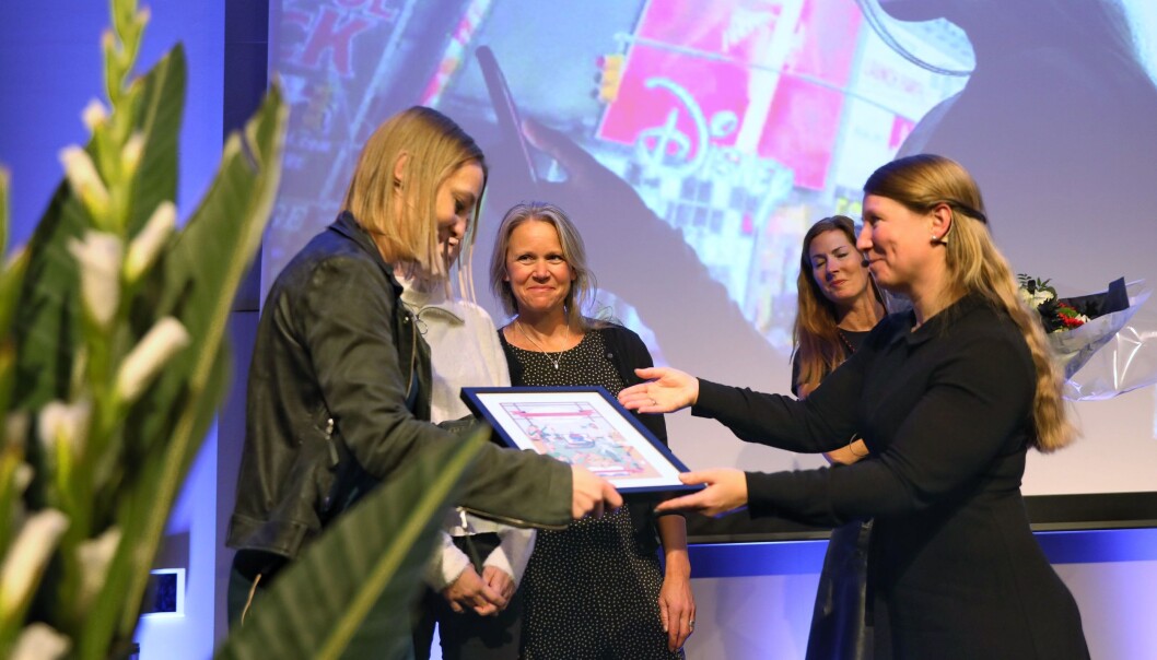 Thea Grav Rosenberg og hennes medforskere mottar synlig bevis for Hjernekraftprisen 2019 fra Forskerforbundets leder, Guro Elisabeth Lind. Foto: Siri Øverland Eriksen Thea Grav Rosenberg og hennes medforskere mottar synlig bevis for Hjernekraftprisen 2019 fra Forskerforbundets leder, Guro Elisabeth Lind. Foto: Siri Øverland Eriksen