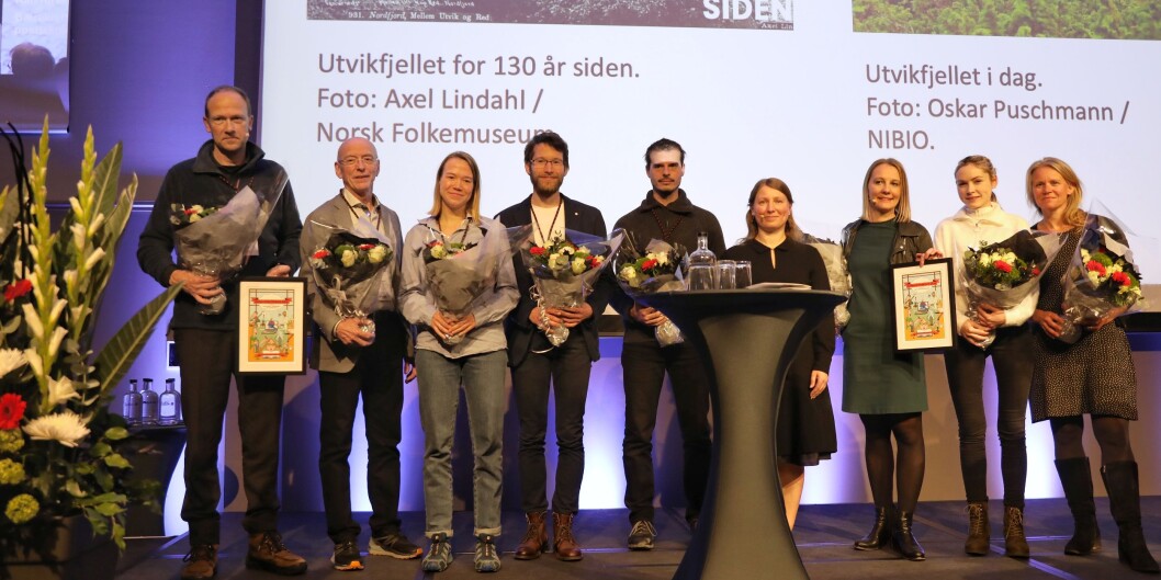 Thea Grav Rosenberg og Anders Bryt og deres medforskere mottar synlig bevis for Hjernekraftprisen 2019 fra Forskerforbundets leder, Guro Elisabeth Lind. Foto: Siri Øverland Eriksen Thea Grav Rosenberg og Anders Bryt og deres medforskere mottar synlig bevis for Hjernekraftprisen 2019 fra Forskerforbundets leder, Guro Elisabeth Lind. Foto: Siri Øverland Eriksen