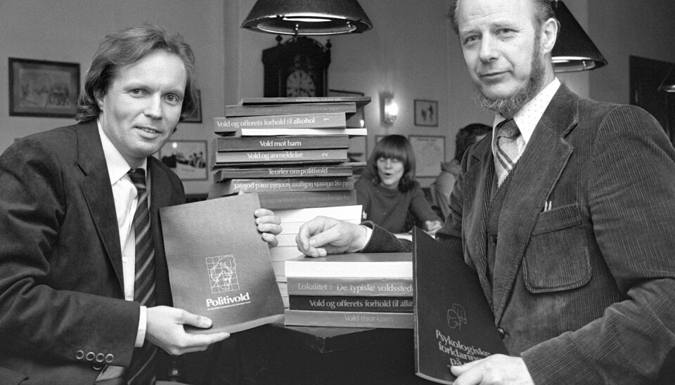 Her er forskerne Gunnar Nordhus (tv) og Edvard Vogt i 1981 da de presenterte boken 'Volden og dens ofre' som ble utgitt ut av Cappelen. Den handlet om politivoldsakene i Bergen. Foto: Bjørn Sigurdsøn / NTB