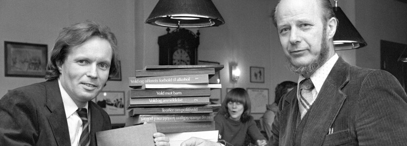 Fra 10. juli 1981: De to forfatterne Gunnar Nordhus (tv) og Edvard Vogt presenterte boken 'Volden og dens ofre'. Foto: Bjørn Sigurdsøn / NTB