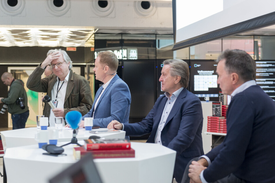 Da Hansen satte sitt godkjent-stempel på Nordhus og Vogts forskning i 1982, bidro han til å legitimere en forskningssvindel, skriver innleggsforfatterne. Foto av forfatter Per Christian Magnus, sjefredaktør Frode Molven i Vigmostad Bjørke og forfatterne Tom Kristensen og Bjarne Kvam under pressekonferansen da boken ble presentert. Foto: Tor Farstad Da Hansen satte sitt godkjent-stempel på Nordhus og Vogts forskning i 1982, bidro han til å legitimere en forskningssvindel, skriver innleggsforfatterne. Foto av forfatter Per Christian Magnus, sjefredaktør Frode Molven i Vigmostad Bjørke og forfatterne Tom Kristensen og Bjarne Kvam under pressekonferansen da boken ble presentert. Foto: Tor Farstad