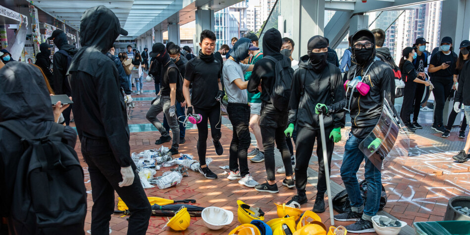 Det er krise i Hongkong, og fleire norske institusjonar har bede studentane sine om å reisa frå byen. Her eit bilete frå ein av campusane i Hongkong, der ein gjeng protestantar er ikonflikt med politiet. Foto: Todd Darling / NTB Scanpix Det er krise i Hongkong, og fleire norske institusjonar har bede studentane sine om å reisa frå byen. Her eit bilete frå ein av campusane i Hongkong, der ein gjeng protestantar er ikonflikt med politiet. Foto: Todd Darling / NTB Scanpix