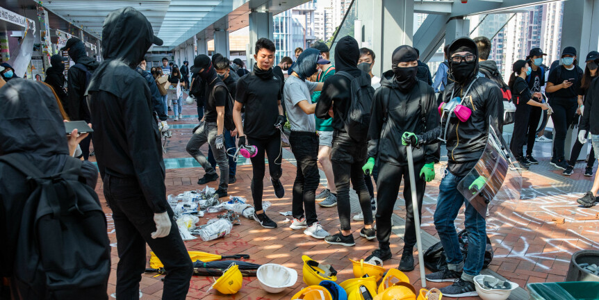 Det er krise i Hongkong, og fleire norske institusjonar har bede studentane sine om å reisa frå byen. Her eit bilete frå ein av campusane i Hongkong, der ein gjeng protestantar er ikonflikt med politiet. Foto: Todd Darling / NTB Scanpix