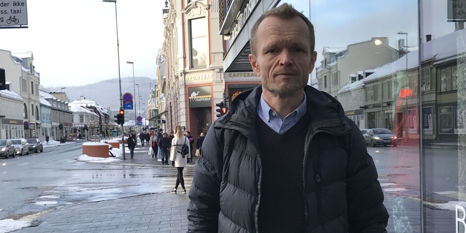 Kristian Steinnes har blitt plassert i eit av dei to nyoppretta institutta etter oppsplittinga av tidlegare Institutt for historiske studier, fekk han melding om fredag. Han har vore tvangsflytta ut frå det tidlegare instituttet i over eitt år. Foto: Tove Lie Kristian Steinnes har blitt plassert i eit av dei to nyoppretta institutta etter oppsplittinga av tidlegare Institutt for historiske studier, fekk han melding om fredag. Han har vore tvangsflytta ut frå det tidlegare instituttet i over eitt år. Foto: Tove Lie