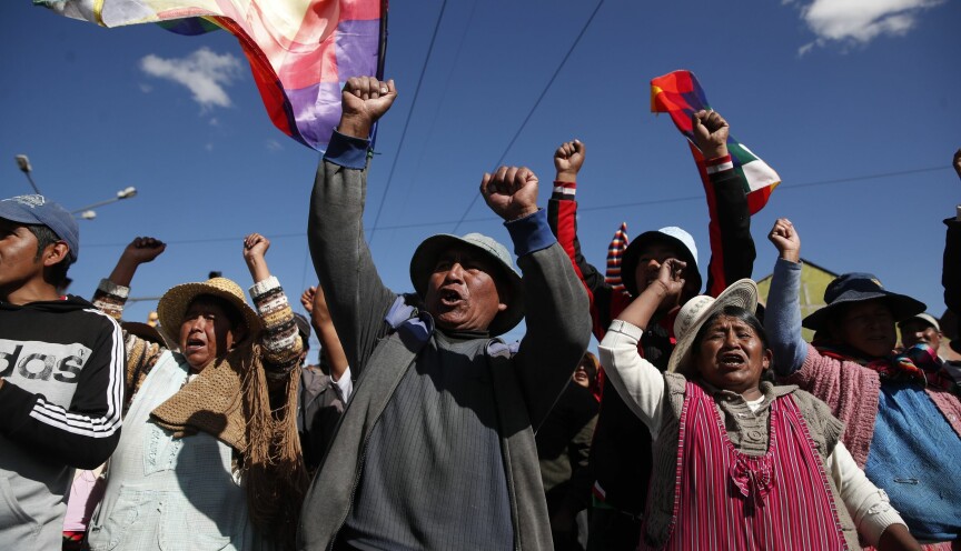 Tilhengere av den avgåtte presidenten Evo Morales ved en blokade i El Alto, Bolivia søndag. Den politiske krisa i Bolivia har så langt krevd 23 menneskeliv. Foto: AP/Natacha Pisarenko, Scanpix/NTB