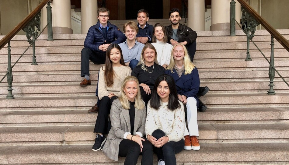 Disse jobber for jusstudentene i Oslo gjennom Juridisk Studentutvalg ved Det juridiske fakultetet. Henrik Stenberg (oppe f.v.), Alexander Sæthern, Bardh Rossoneri Musiqi, Mads Fredrik Baardseth (leder), Johanne Maria Rohde Larsen (nestleder), Shirley Cheng, Marita Lykke Sperrevik, Frigg Rugseth, Lovise Dahl og Nariman Hame. Foto: Juridisk Studentutvalg Disse jobber for jusstudentene i Oslo gjennom Juridisk Studentutvalg ved Det juridiske fakultetet. Henrik Stenberg (oppe f.v.), Alexander Sæthern, Bardh Rossoneri Musiqi, Mads Fredrik Baardseth (leder), Johanne Maria Rohde Larsen (nestleder), Shirley Cheng, Marita Lykke Sperrevik, Frigg Rugseth, Lovise Dahl og Nariman Hame. Foto: Juridisk Studentutvalg