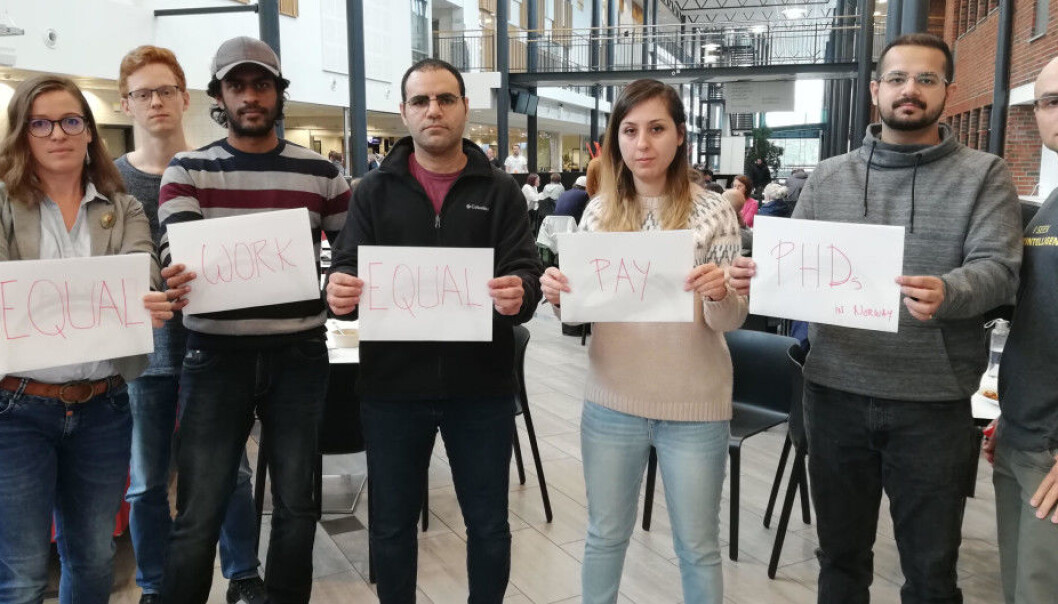 Stipendiater ved Universitetet i Agder protesterte tidligere i høst mot lønnsforskjeller. Universitetet gjorde ikke noe med lønnsulikheten ved de lokale lønnsforhandlingene. Det gjorde imidlertid flere andre utdanningsinstitusjoner. Fra v.: Sinziana Rasca, Martin Holen, Darshana Abeyrathna, Ahmed Abdulrahem Othman Abouzeid, Saba Mirza Alipour, Jivitesh Sharma, og Saeed Rahimi Gorji. Foto: Privat Stipendiater ved Universitetet i Agder protesterte tidligere i høst mot lønnsforskjeller. Universitetet gjorde ikke noe med lønnsulikheten ved de lokale lønnsforhandlingene. Det gjorde imidlertid flere andre utdanningsinstitusjoner. Fra v.: Sinziana Rasca, Martin Holen, Darshana Abeyrathna, Ahmed Abdulrahem Othman Abouzeid, Saba Mirza Alipour, Jivitesh Sharma, og Saeed Rahimi Gorji. Foto: Privat