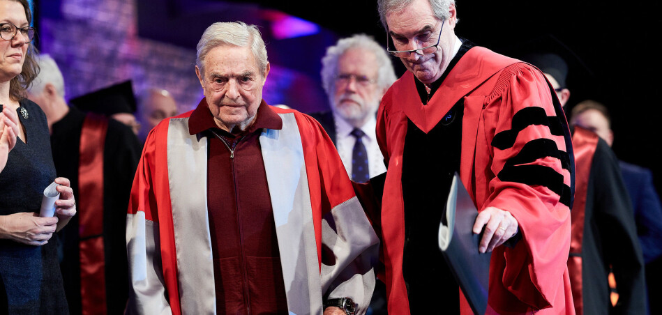 Eieren, George Soros og rektor Michael Ignatieff under gjenåpningen av Det sentraleuropeiske universitet i Wien . «Massiv tvangsflytting av folk i et EU-land», kaller rektoren det som nå skjer. Foto: CEU/Daniel Vegel Eieren, George Soros og rektor Michael Ignatieff under gjenåpningen av Det sentraleuropeiske universitet i Wien . «Massiv tvangsflytting av folk i et EU-land», kaller rektoren det som nå skjer. Foto: CEU/Daniel Vegel