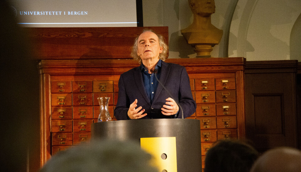 Terje Tvedt er professor ved Institutt for geografi ved Universitetet i Bergen. I en forelesningsrekke på seks forelesninger skal han forsøke å dekke 5000 år av menneskets historie. Foto: Mats Arnesen.