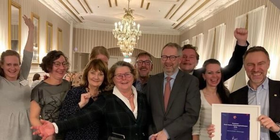 Det var stor stas da UiS mottok diplomet for Årets Erasmusinstitusjon fra Diku. Fra venstre: Solvor Sleveland, Magdalena Brekke, Bente Dale, Astrid Birgitte Eggen, Jan Morten Øien, Vidar Pedersen (avdelingsdirektør Diku), Joachim Børlie (StoR), Celine Nygaard og Bjarte Hoem. Foto: UiS Det var stor stas da UiS mottok diplomet for Årets Erasmusinstitusjon fra Diku. Fra venstre: Solvor Sleveland, Magdalena Brekke, Bente Dale, Astrid Birgitte Eggen, Jan Morten Øien, Vidar Pedersen (avdelingsdirektør Diku), Joachim Børlie (StoR), Celine Nygaard og Bjarte Hoem. Foto: UiS