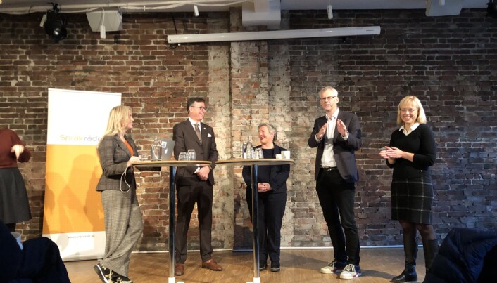 Debatt om norsk fagspråk. Frå venstre Hilde Sandvik (debattleiar), Dag Rune Olsen (rektor, UiB), Liv Reidun Grimstvedt (prorektor HVL), Øystein Thøgersen (rektor NHH) og Åse Wetås (direktør, Språkrådet). Debatt om norsk fagspråk. Frå venstre Hilde Sandvik (debattleiar), Dag Rune Olsen (rektor, UiB), Liv Reidun Grimstvedt (prorektor HVL), Øystein Thøgersen (rektor NHH) og Åse Wetås (direktør, Språkrådet).