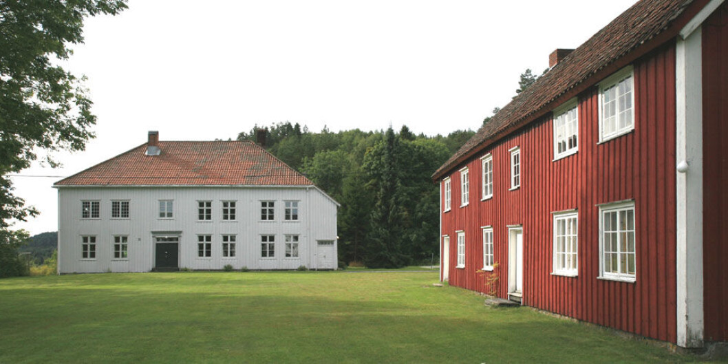 Prestegården på Holt, der seminaret holdt til i andre etasje til venstre, bak de smårutete vinduene. Prestegården på Holt, der seminaret holdt til i andre etasje til venstre, bak de smårutete vinduene.