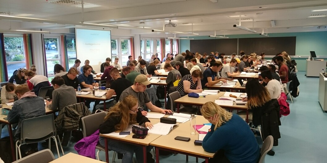 Klasserommene ved Høgskolen i Molde er som oftest fylt til randen med studenter når oppgavene i matematikk skal løses. Foto: Per Kristian Rekdal Klasserommene ved Høgskolen i Molde er som oftest fylt til randen med studenter når oppgavene i matematikk skal løses. Foto: Per Kristian Rekdal