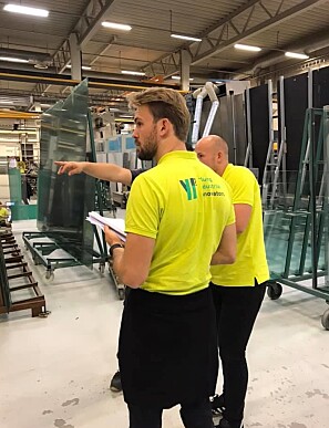 Et Yi2-team på plass hos bedriften CG Glass for å analyserte produksjonslinjen. Foto: YI2 Et Yi2-team på plass hos bedriften CG Glass for å analyserte produksjonslinjen. Foto: YI2