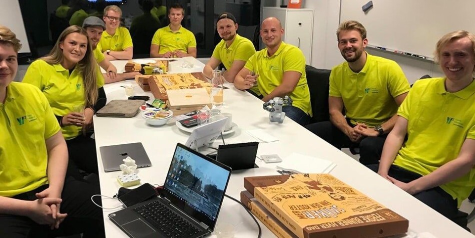 Studentene fyller hver sin 20 prosent stilling i YI2. Her fra et arbeidsmøte tidligere i år. Fra venstre: Karl Wiik, Tine Salsnes, Marius Egeland, Kristoffer Kruithof, Erlend Flatland, Thomas Hansen, Henning Stea, Emil Skaufel, Halvor Smørvik. Foto: YI2 Studentene fyller hver sin 20 prosent stilling i YI2. Her fra et arbeidsmøte tidligere i år. Fra venstre: Karl Wiik, Tine Salsnes, Marius Egeland, Kristoffer Kruithof, Erlend Flatland, Thomas Hansen, Henning Stea, Emil Skaufel, Halvor Smørvik. Foto: YI2