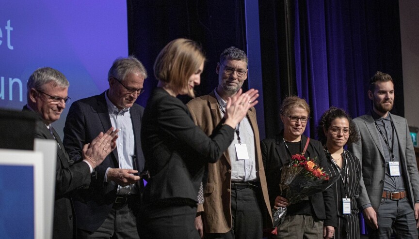 Statsråd Iselin Nybø delte ut prisen til de heldige prisvinnerne, sammen med Diku-sjef Harald Nybølet (t.v.). Foto: Siri Ø. Eriksen