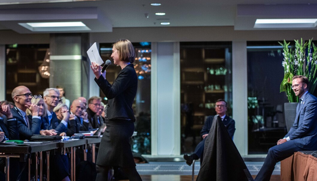 Bildet er fra da statsråd Iselin Nybø snakket til alle rektorene under UHR-konferansen 2019. På bildet er også rektor ved NHH, Øystein Thøgersen og rektor ved Høgskolen i Østfold, Lars-Petter Jelsness-Jørgensen. Foto: Siri Øverland Eriksen Bildet er fra da statsråd Iselin Nybø snakket til alle rektorene under UHR-konferansen 2019. På bildet er også rektor ved NHH, Øystein Thøgersen og rektor ved Høgskolen i Østfold, Lars-Petter Jelsness-Jørgensen. Foto: Siri Øverland Eriksen