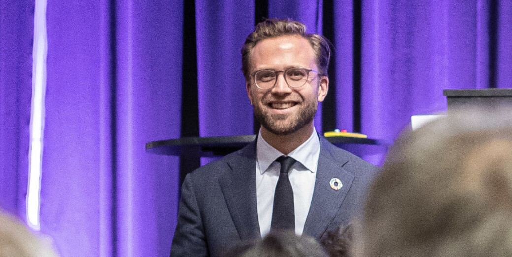 Kommunal- og moderniseringsminister Nikolai Astrup vil ha en smittevurdering av kontorlandskapsløsningen i det nye regjeringskvartalet. Kommunal- og moderniseringsminister Nikolai Astrup vil ha en smittevurdering av kontorlandskapsløsningen i det nye regjeringskvartalet.