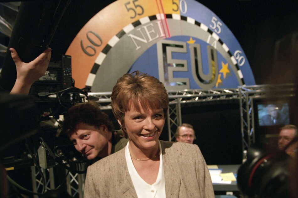 Tidligere stortingsrepresentant og Senterparti-politiker Anne Enger (daværende Enger Lahnstein) foran EU-pilen i Oslo i 1994. Det er i dag 25 år siden Norges andre nei til EU. Foto: NTB scanpix / Karina Jensen / Aftenposten Tidligere stortingsrepresentant og Senterparti-politiker Anne Enger (daværende Enger Lahnstein) foran EU-pilen i Oslo i 1994. Det er i dag 25 år siden Norges andre nei til EU. Foto: NTB scanpix / Karina Jensen / Aftenposten