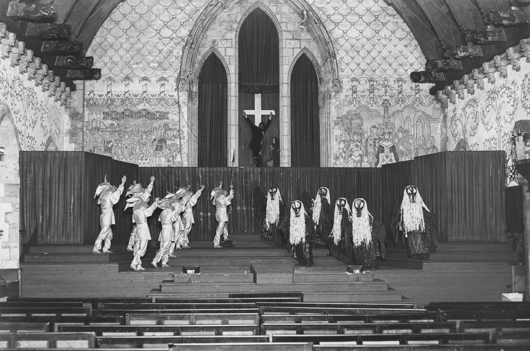 UBB-KK-N-519-004: «Votan» Festspillene i Håkonshallen 1931. Foto Atelier KK. UBB-KK-N-519-004: «Votan» Festspillene i Håkonshallen 1931. Foto Atelier KK.