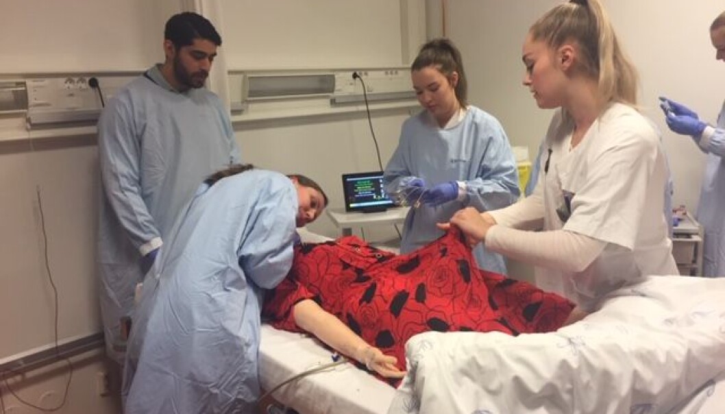 Her er et team med sykepleier-, anestesi- og legestudenter i gang med å undersøke en «pasient» på simuleringskurset. Foto. Helene M. Storebø Opheim Her er et team med sykepleier-, anestesi- og legestudenter i gang med å undersøke en «pasient» på simuleringskurset. Foto. Helene M. Storebø Opheim