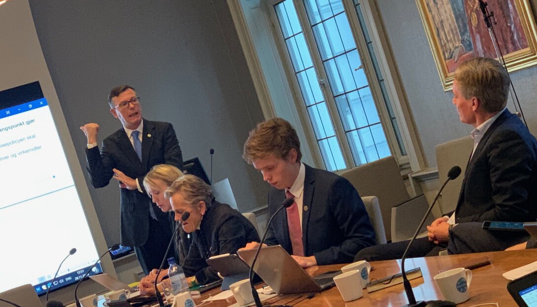 Gard Aasmund Skulstad Johanson har vært aktiv i styret, blant annet i saken om klimanøytralt UiB. Bildet er fra en av debattene om denne saken, der rektor Dag Rune Olsen (stående) tidvis var oppgitt. Her i debatt med Bjørn Østbø (til høgre). Kjersti Fløttum og prorektor Margareth Hagen til venstre for Johanson. Gard Aasmund Skulstad Johanson har vært aktiv i styret, blant annet i saken om klimanøytralt UiB. Bildet er fra en av debattene om denne saken, der rektor Dag Rune Olsen (stående) tidvis var oppgitt. Her i debatt med Bjørn Østbø (til høgre). Kjersti Fløttum og prorektor Margareth Hagen til venstre for Johanson.