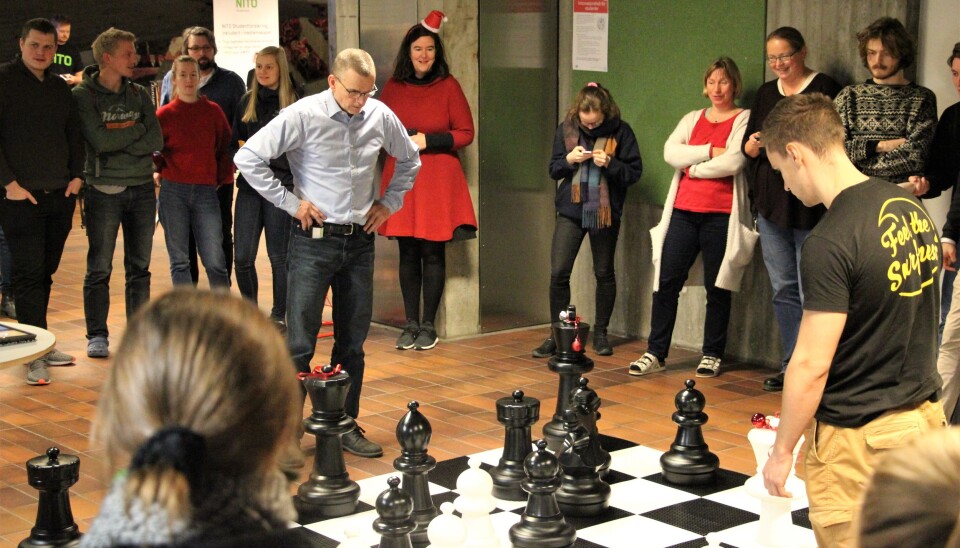 Dekan Helge K. Dahle i et slag sjakk mot en student.