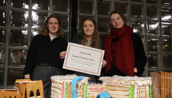 Ida Løvås, Kaja Elgåen og Amalie Øie Hovland tok imot prisen for beste bidrag.