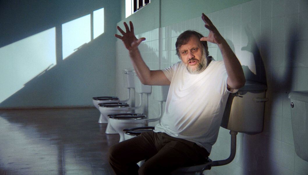 Slavoj Zizek i aksjon i filmen «The Pervert’s Guide to Ideology», der han snakkar om Full Metal Jacket og Stanley Kubrick på do. Zizek har også levert ein ideologisk analyse av korleis franske, tyske og engelske toalett er bygd for å handtere driten på ulike måtar. Foto: NTB scanpix / Zeitgeist Films/courtesy Everett Collection Slavoj Zizek i aksjon i filmen «The Pervert’s Guide to Ideology», der han snakkar om Full Metal Jacket og Stanley Kubrick på do. Zizek har også levert ein ideologisk analyse av korleis franske, tyske og engelske toalett er bygd for å handtere driten på ulike måtar. Foto: NTB scanpix / Zeitgeist Films/courtesy Everett Collection