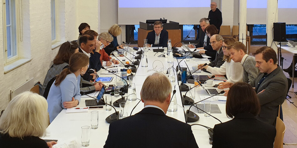 Styremedlem Kristian Bjørkdahl (lengst til høyre) stilte spørsmål ved hvordan Universitetet i Oslos klimastrategi vil påvirke andre satsingsområder. Foto: Mats Arnesen Styremedlem Kristian Bjørkdahl (lengst til høyre) stilte spørsmål ved hvordan Universitetet i Oslos klimastrategi vil påvirke andre satsingsområder. Foto: Mats Arnesen