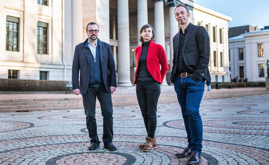 Det er svært vanskelig å få penger til juridisk forskning, mener jussprofessorer ved Universitetet i Oslo. F.v.: Alf Petter Høgberg, Ingunn Ikdahl og Malcolm Langford. Foto: Siri Øverland Eriksen.