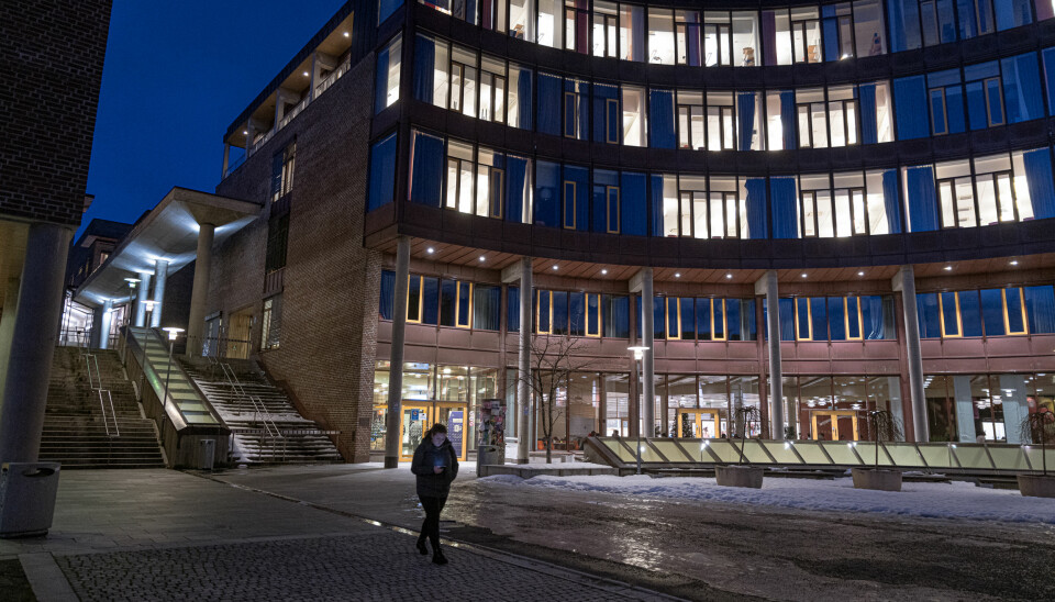 Mørk formiddag på UiTs campus i Tromsø. Foto: Lars Åke Andersen