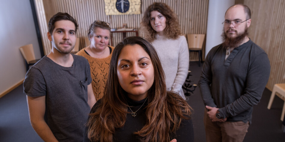 Teologistudentene på UiT reagerer kraftig på at opptaket til bachelor i teologi fryses neste høst. Fra venstre Helge Bjørgaas Helle, Hilde Guldseth, Anita Hagerup (foran), Benedicte Bjørkmo og Christer Sollie.Foto: Lars Åke Andersen Teologistudentene på UiT reagerer kraftig på at opptaket til bachelor i teologi fryses neste høst. Fra venstre Helge Bjørgaas Helle, Hilde Guldseth, Anita Hagerup (foran), Benedicte Bjørkmo og Christer Sollie.Foto: Lars Åke Andersen